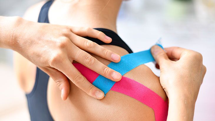 Bayburt'ta fizyoterapist tarafından uygulanan kinezyolojik bantlama (kinesio tape)